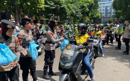 Polda Metro Jaya Salurkan Bantuan Sosial bagi Mitra Ojol