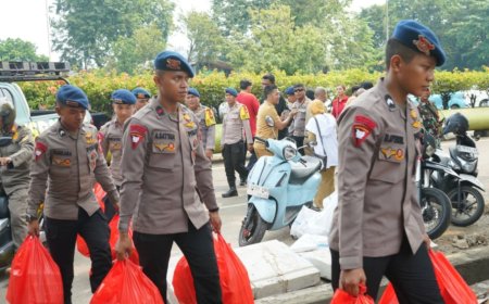 Brimob Metro Jaya Perkuat Aksi Sosial di Tengah Musibah Kebakaran